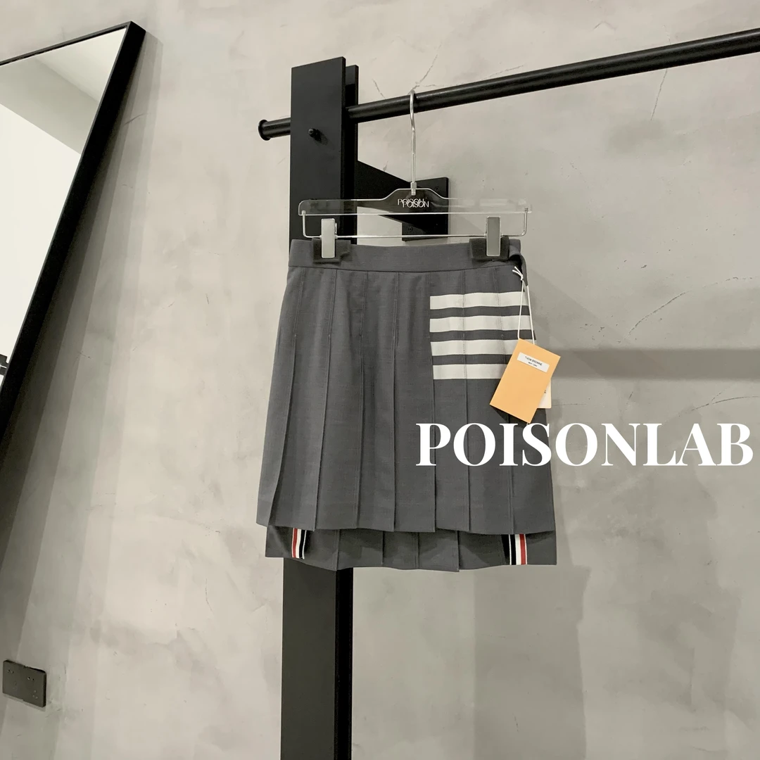 全新未使用 THOMBROWNE 中灰色四条纹百褶短裙/PoisonLab