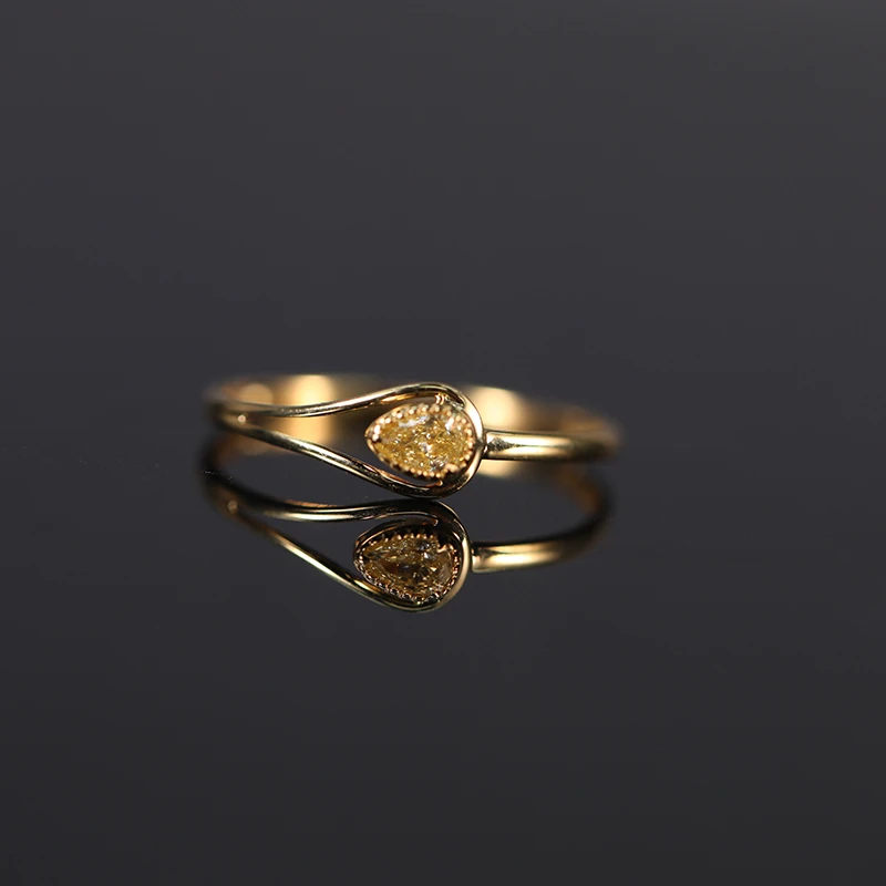 君成汇珠宝18k金色黄钻水滴戒指轻奢女款气质优雅精致时 CYZS9135