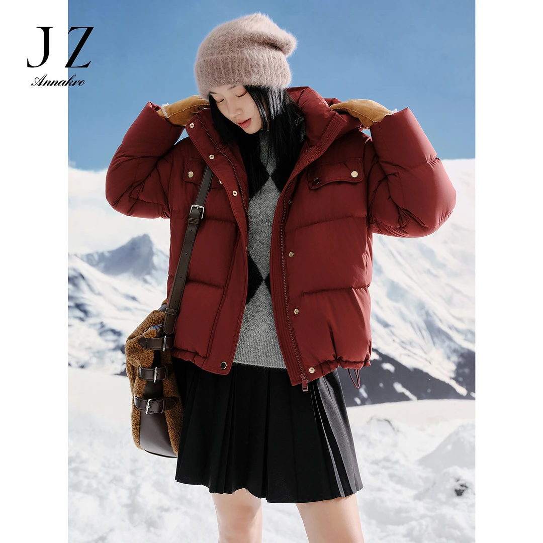 玖姿安娜蔻休闲简约短款白鹅绒羽绒女24冬JTED03334