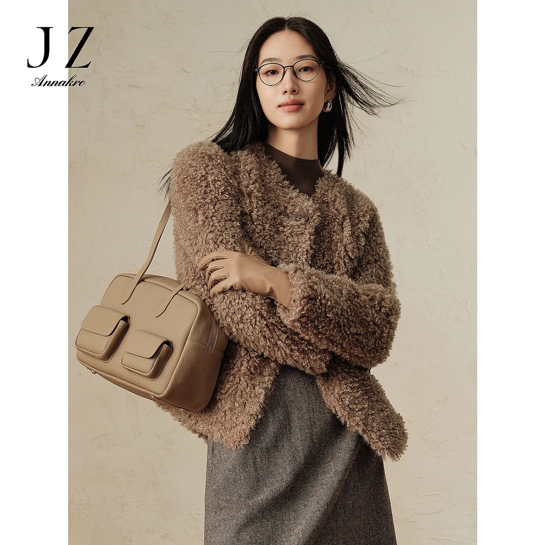 玖姿·安娜蔻温柔千金风驼色绒感羊角扣短款外套2024冬季款