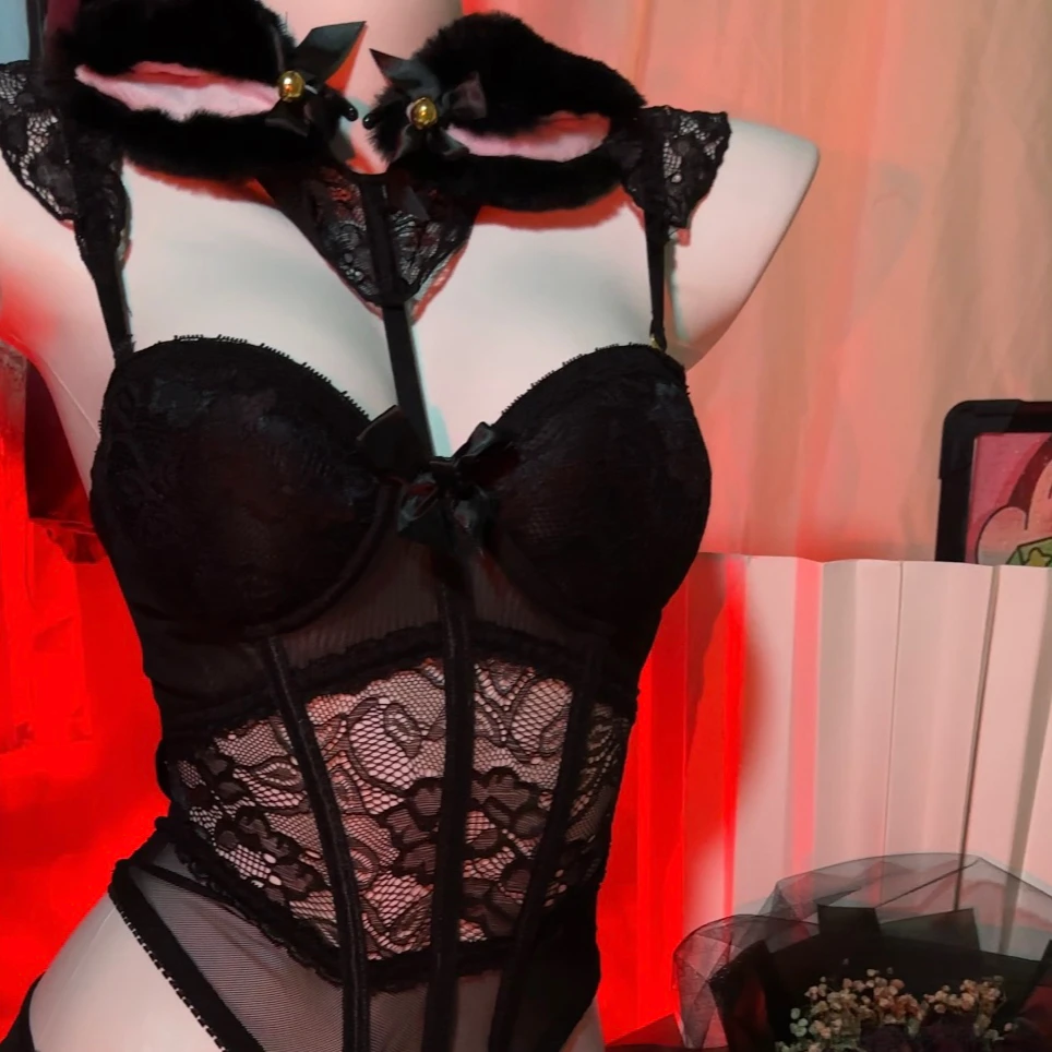 ATUTU网红黑色显瘦蕾丝挂脖小飞袖吊带酒红显白纯欲小众约会战衣