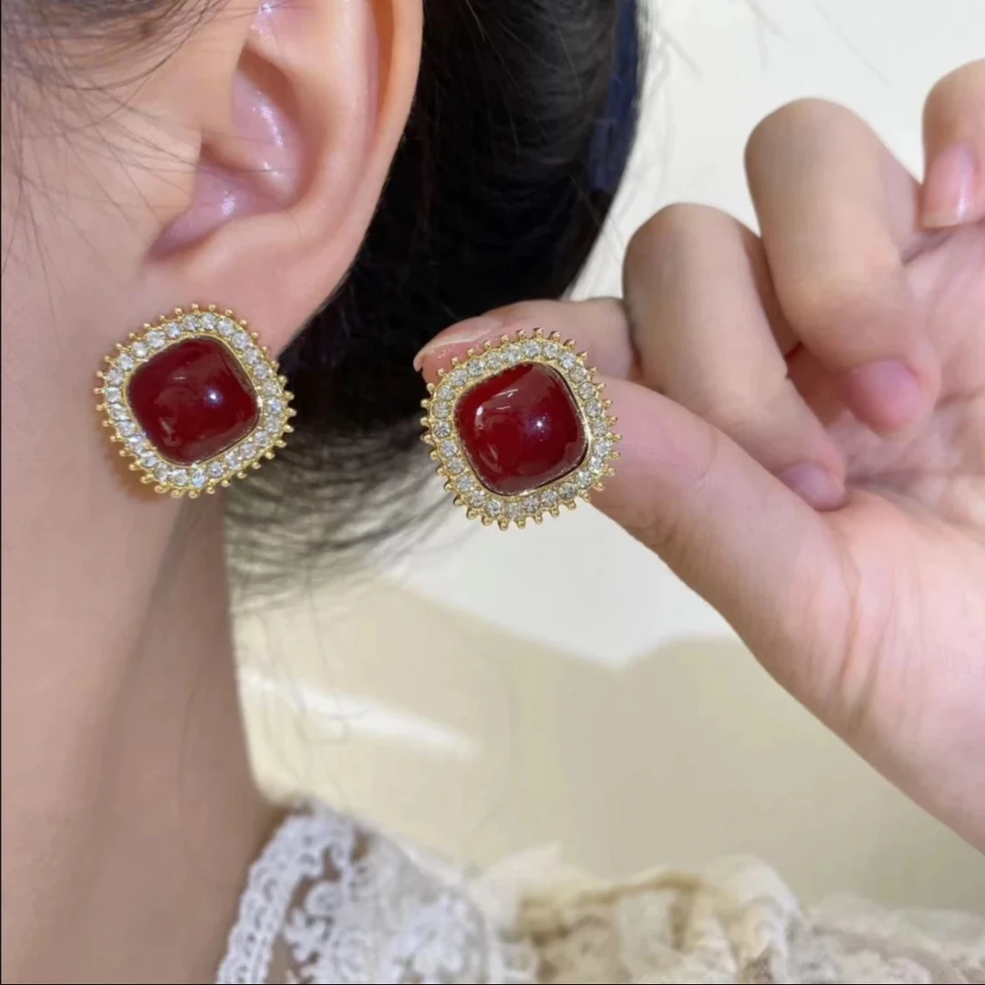 铜合金耳饰 时尚精致百搭耳饰复古红色小香风方形高级感耳环N2179