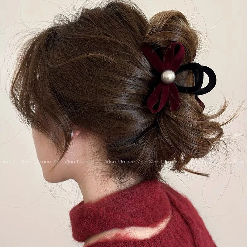 红色丝绒蝴蝶结珠珠发夹女秋冬毛绒鲨鱼夹气质高级感黑色抓夹头饰