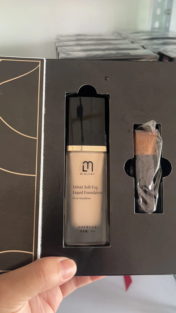 曾娜家的粉底液防水防汗不脱妆丝绒持妆轻薄自然色透亮控油