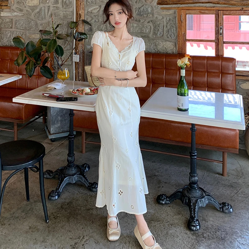白茶煮酒新款设计感气质收腰显瘦镂空绣花鱼尾蕾丝碎花法式连衣裙