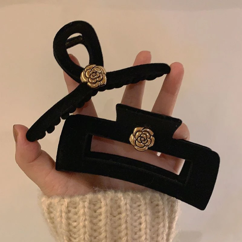 山茶花丝绒抓夹~黑色复古法式小香风2022年新款后脑勺盘发鲨鱼夹