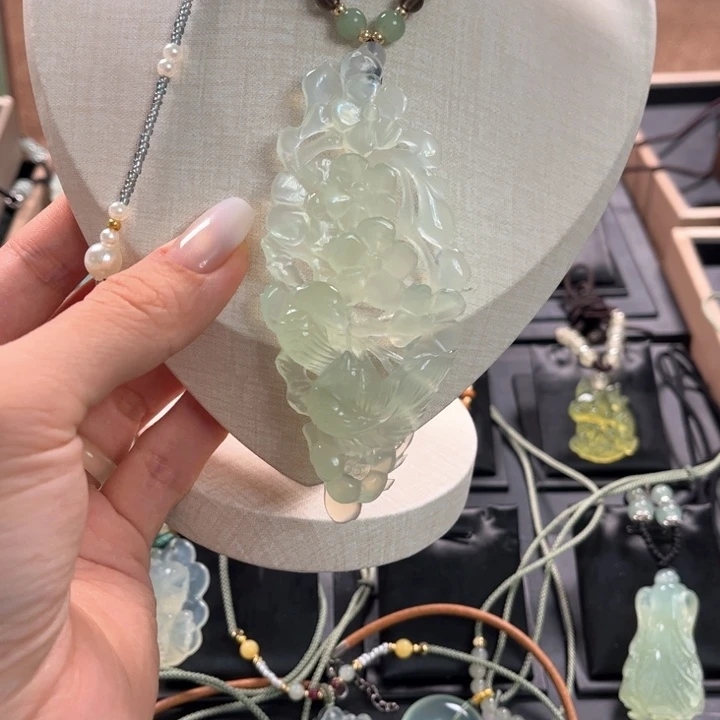 蛇纹石玉颈饰未镶嵌