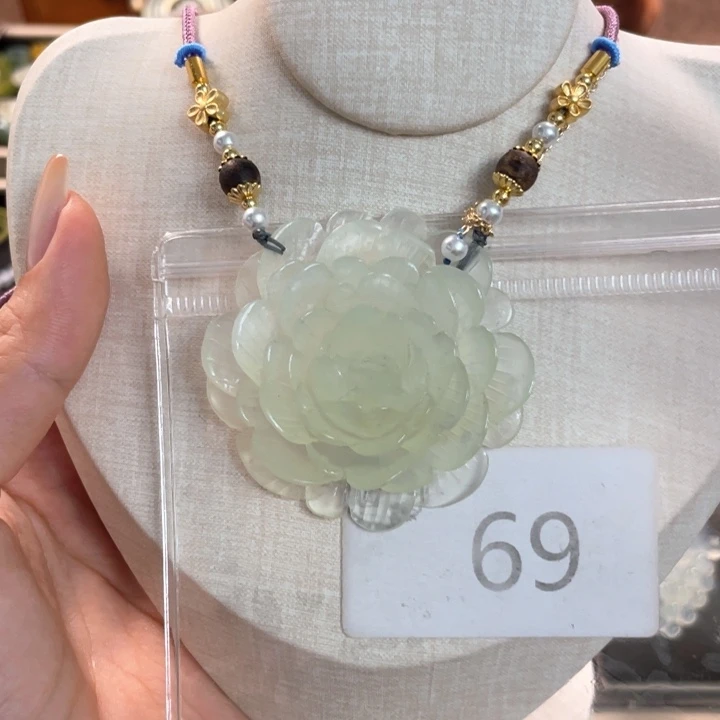 蛇纹石玉颈饰未镶嵌渡***阁