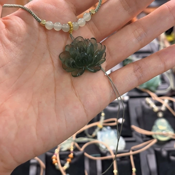 蛇纹石玉颈饰未镶嵌