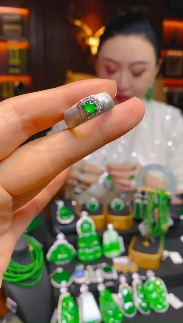 【闪购商品】翡翠000银S925镶嵌天然A货翡翠蛋面戒指