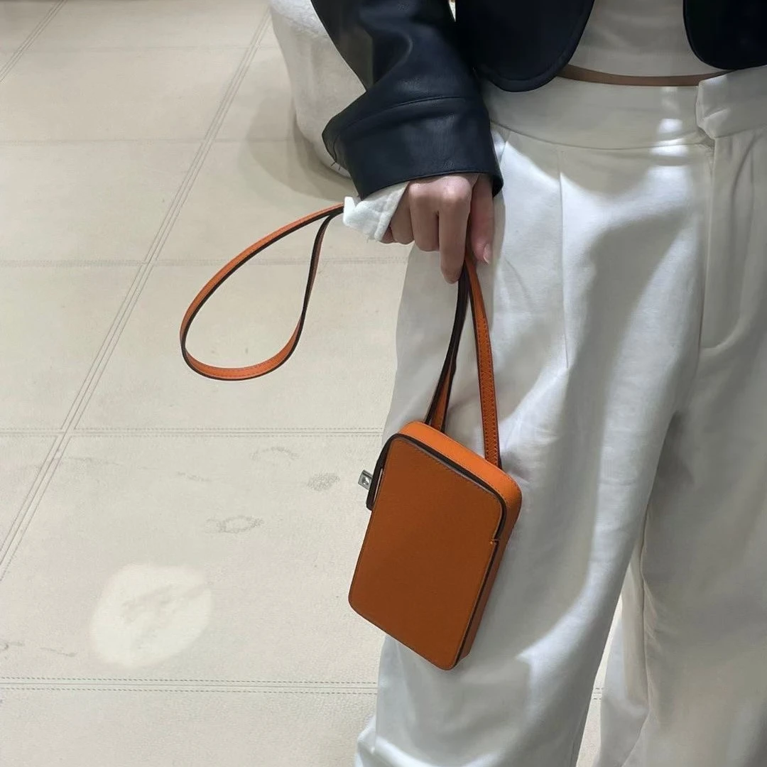 2025韩版时尚锁扣真皮手机包女士纯色斜跨单肩迷你包小众复古简约