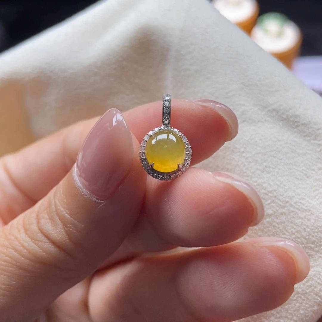 翡翠颈饰18K金镶嵌冰黄翡蛋面滴流