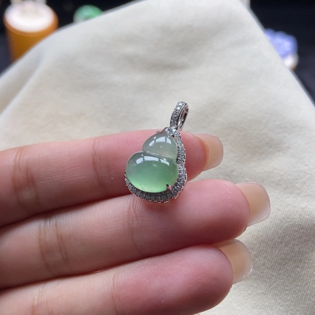 翡翠颈饰18K金镶嵌葫芦吊坠