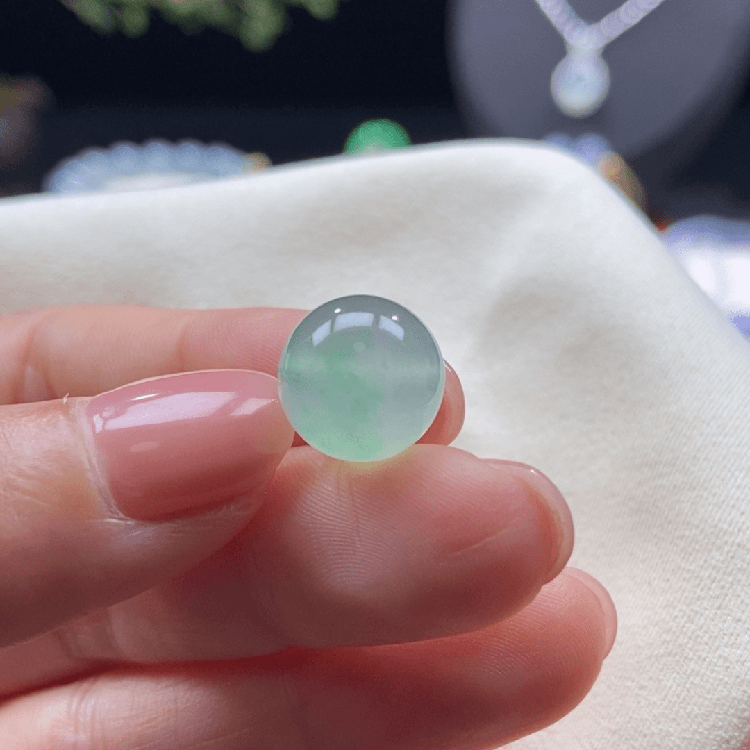 翡翠颈饰未镶嵌高冰绿底飘绿花圆珠12.4mm