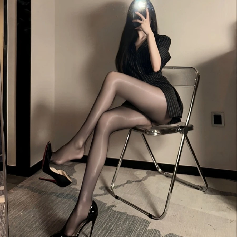 网红主播性感油光黑丝丝袜制服穿搭诱惑火辣御姐秘书风肤色