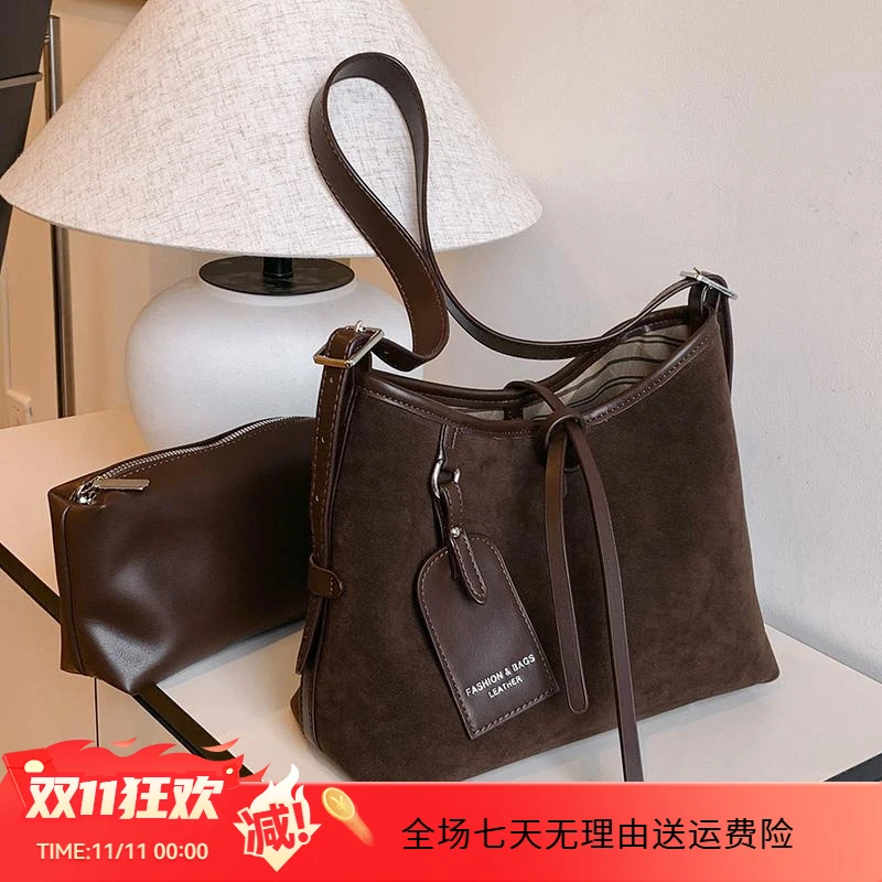 【万达撤柜】今年流行爆款水桶包女大容2024新款秋冬复古磨砂斜挎通