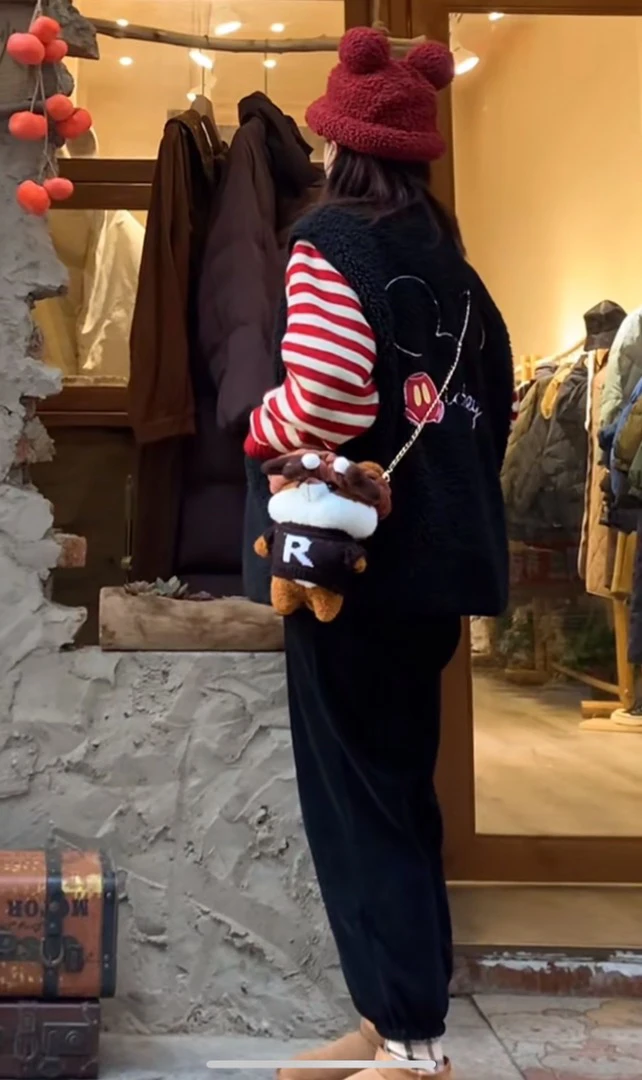 【闹闹】秋冬新款后背图案毛毛纽扣马甲