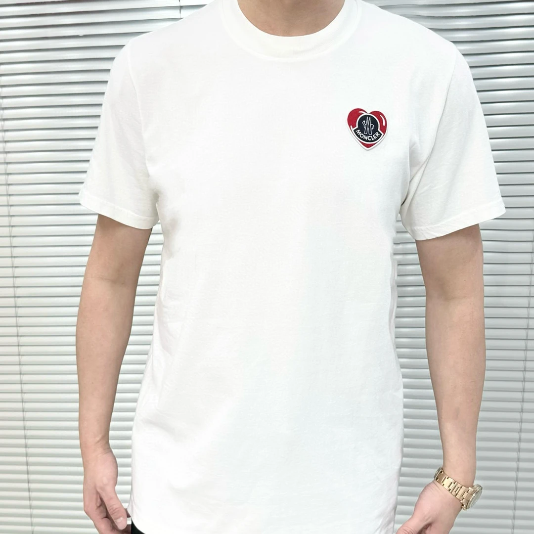 全新未使用 MONCLER SS25 棉质胸前爱心圆标 圆领短袖T恤男款白色