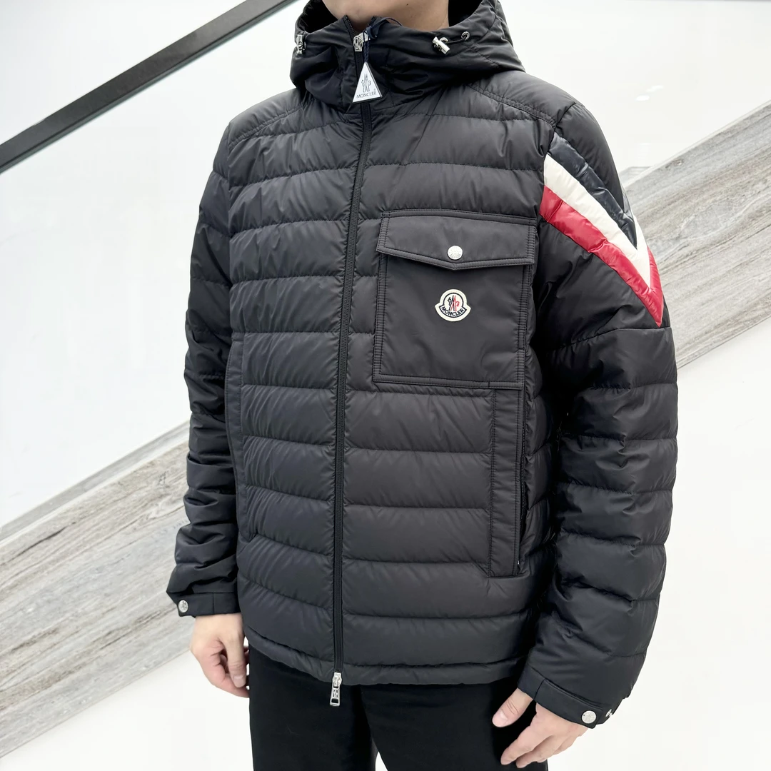全新未使用 MONCLER 蒙口BERARD胸前标手臂彩条拼接连帽羽绒服 男