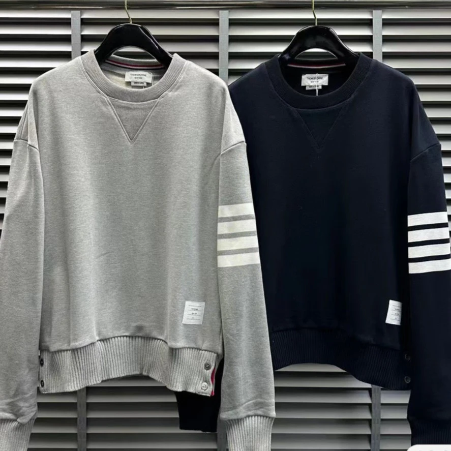 全新未使用 THOMBROWNE 时尚休闲拼接四条纹饰臂环运动圆领卫衣