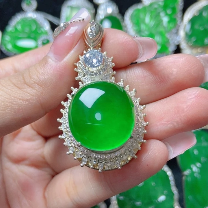 翡翠颈饰未镶嵌18635249。