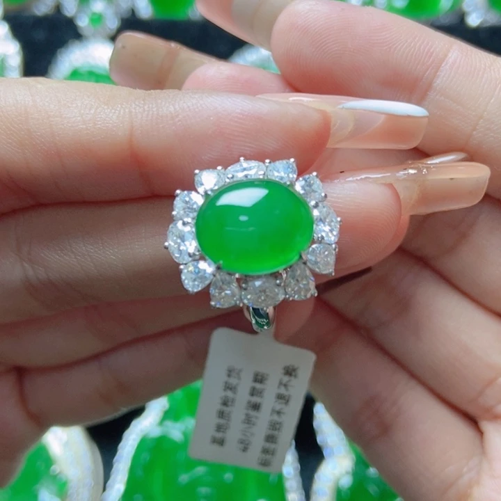 翡翠颈饰18K金镶嵌8858229。