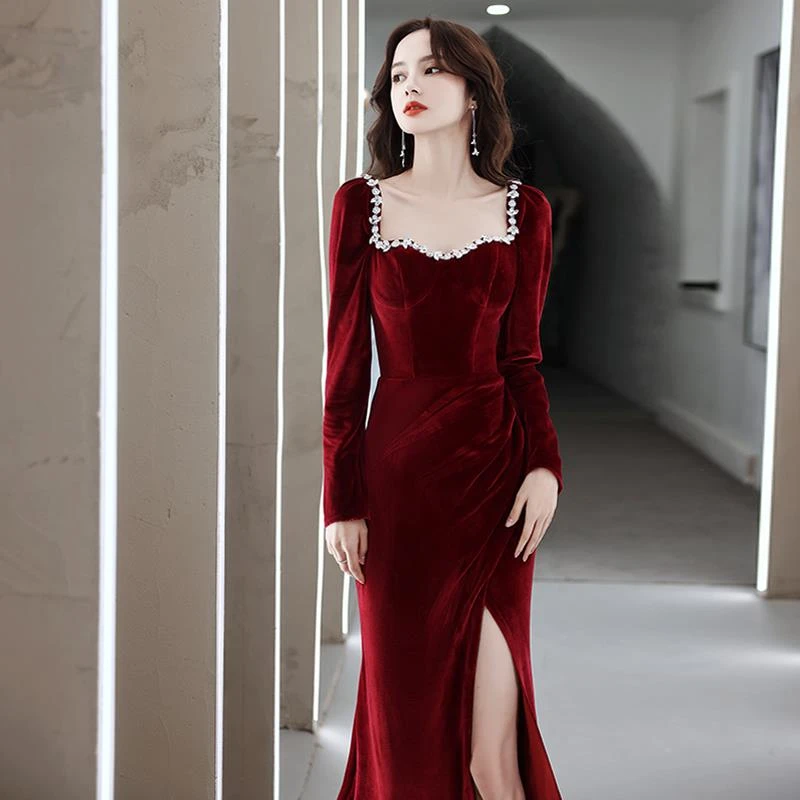 丝绒鱼尾敬酒服新娘2023新款酒红色高级感长袖晚礼服女订婚洋装