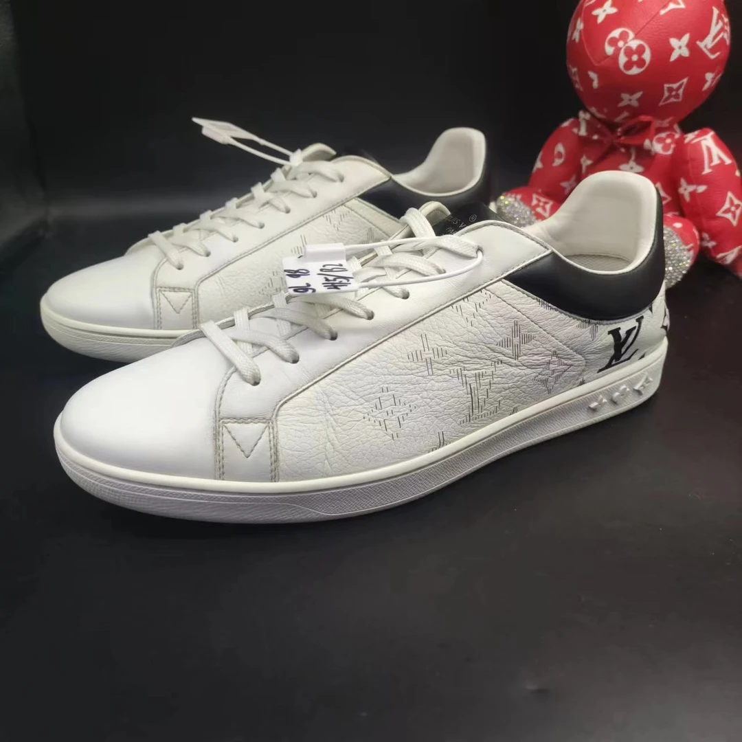 【聚星折扣】LouisVuitton/路易威登男士休闲白黑老花渐变板鞋