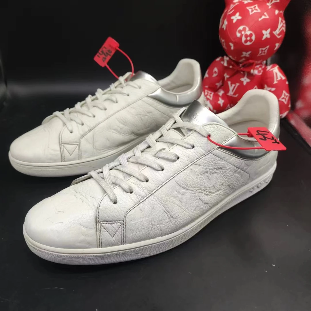【聚星折扣】LouisVuitton/路易威登男士白色浮雕银尾休闲板鞋41码