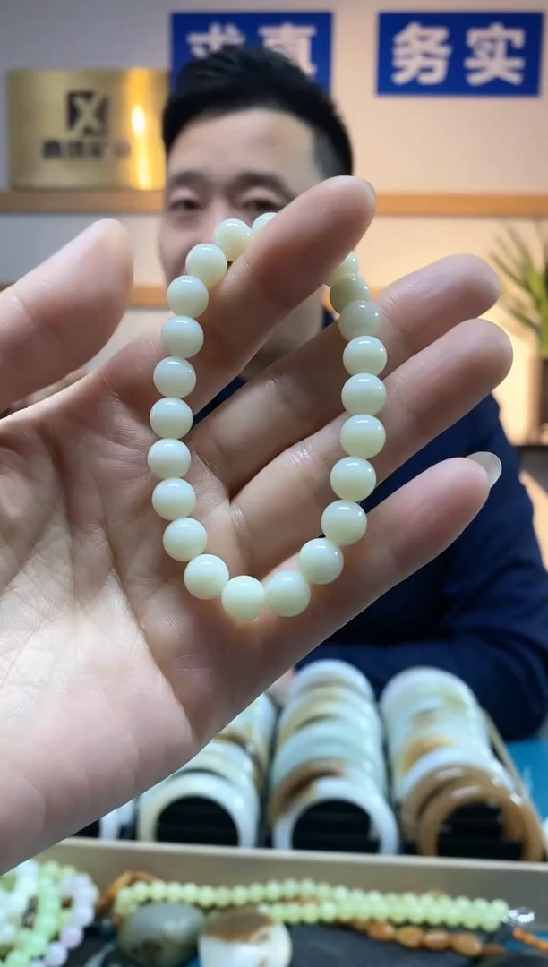 【闪购商品】和田玉手串未镶嵌高糯卡8发一件
