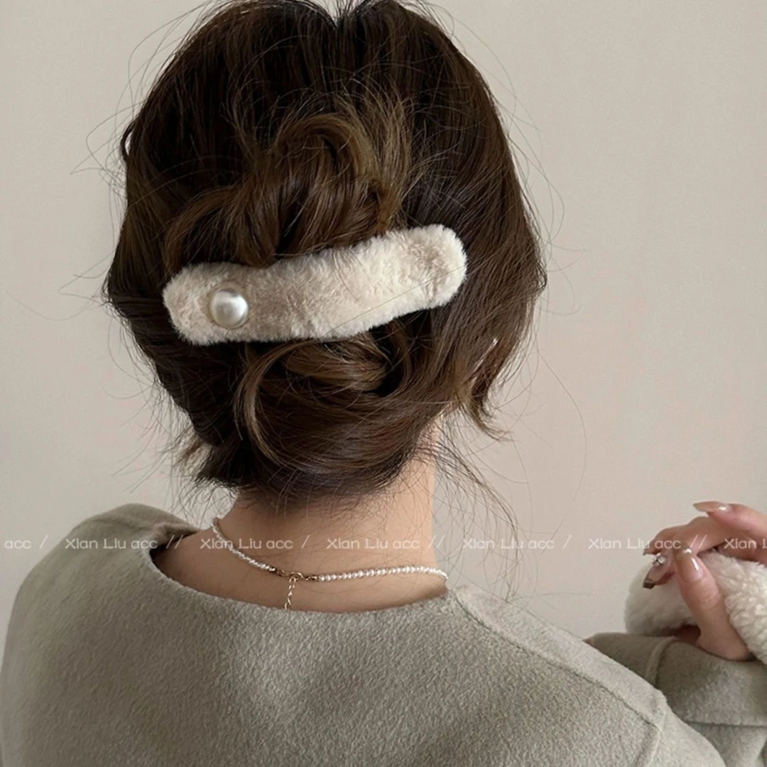 秋冬毛绒珍珠发夹女法式新款后脑勺鲨鱼夹气质高级感鸭嘴夹子头饰