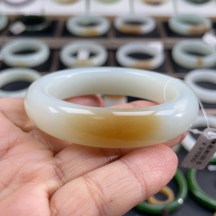 和田玉手镯未镶嵌金山