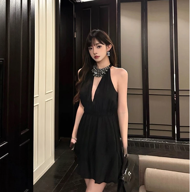 法式黑色重工镶钻挂脖连衣裙女夏季富家千金气质收腰修身包臀裙子