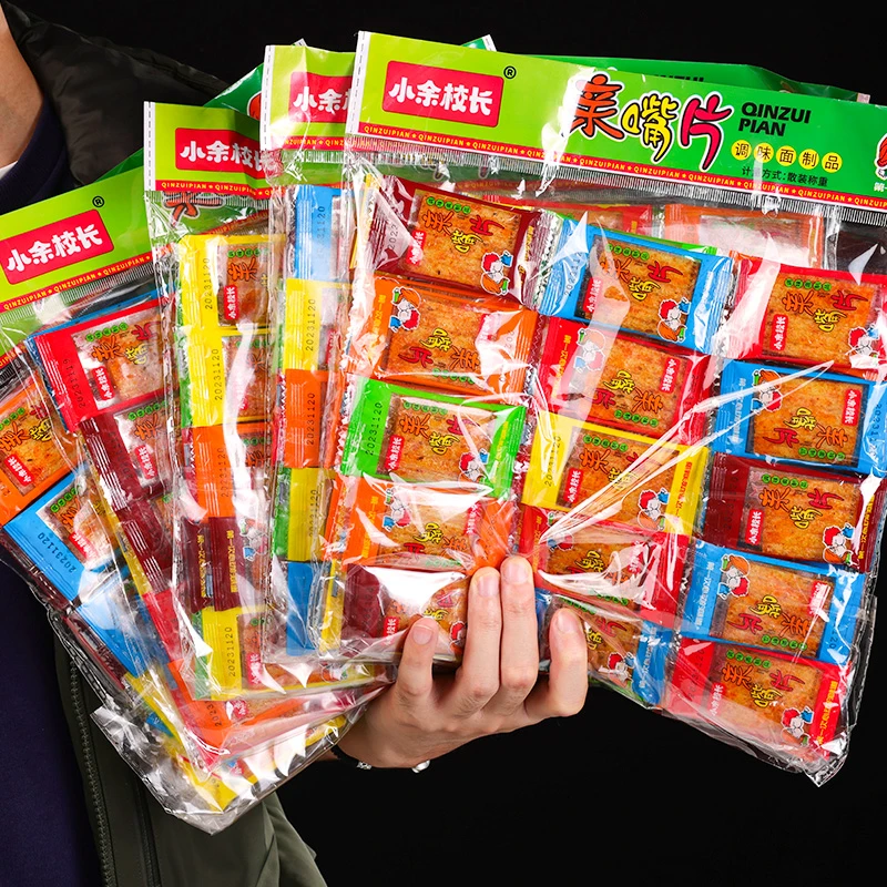 亲嘴片怀旧麻辣零食大礼包香辣亲嘴片辣片小包散装食品