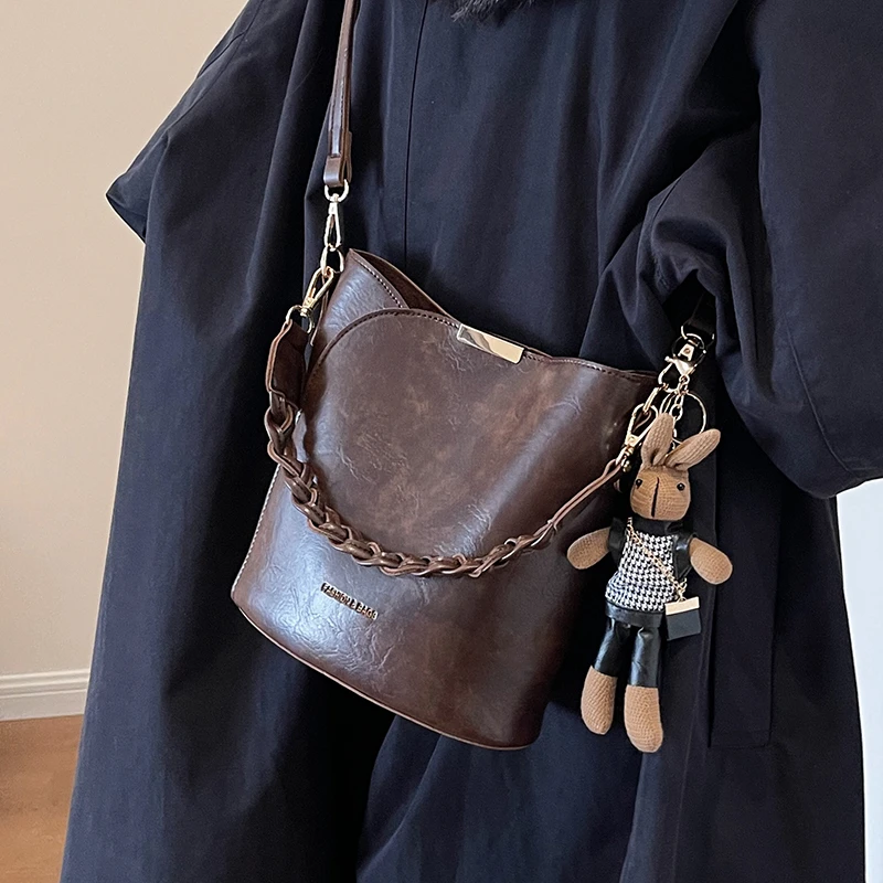 秋冬季复古小包包女士2024新款高级质感百搭斜挎包爆款手提水桶包