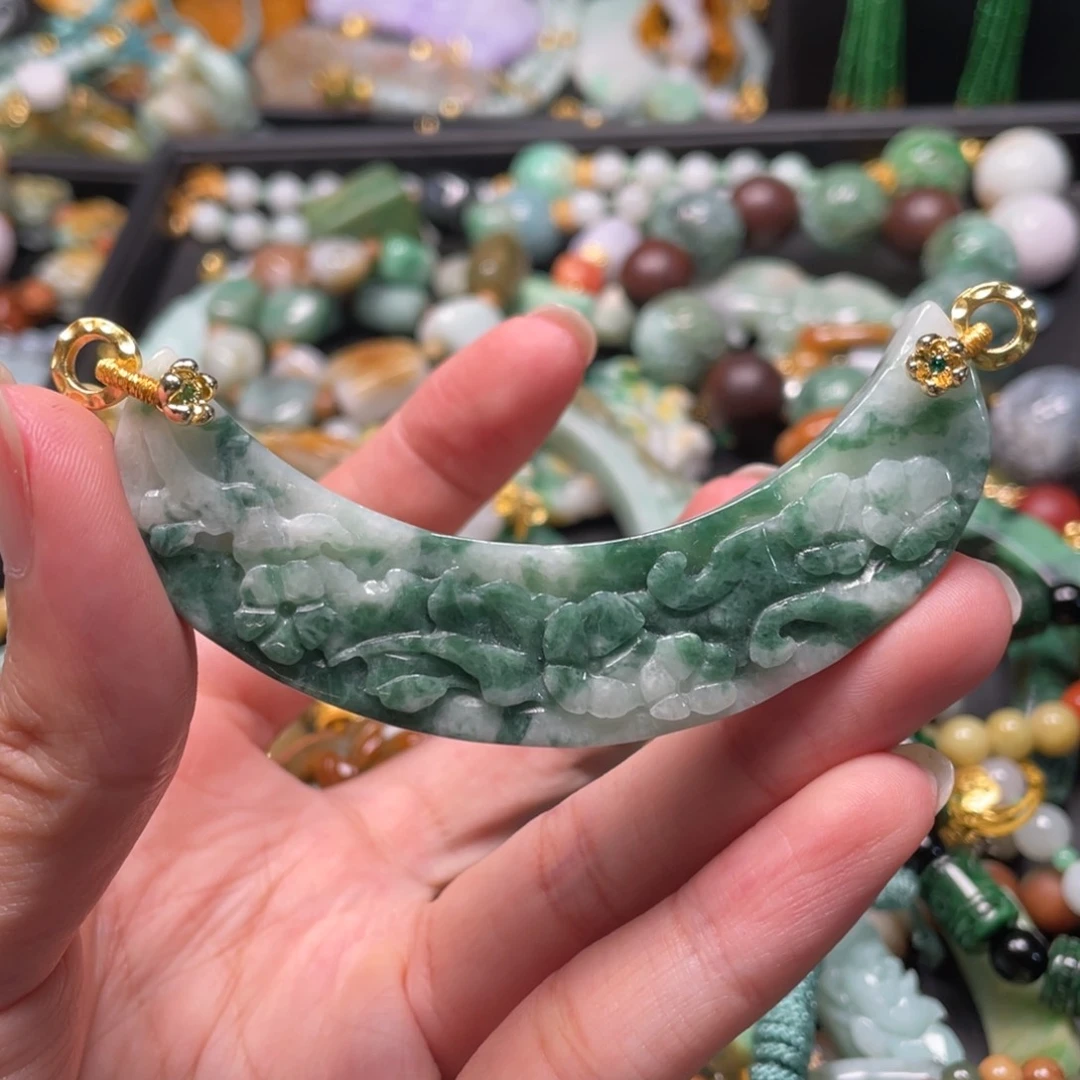 翡翠颈饰未镶嵌cvvvvvgvvvvvghb