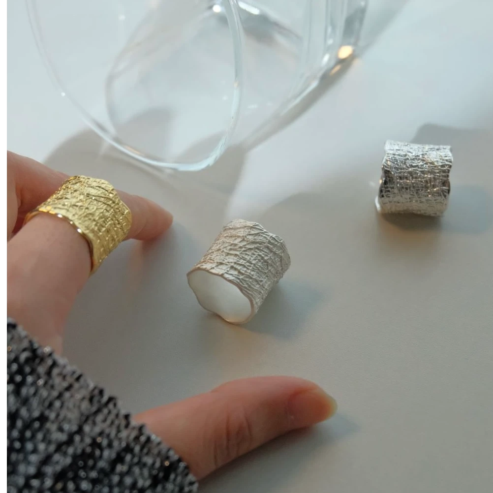 铜合金戒指  旷境疗愈系火山岩肌理闭口宽戒亮金色／亮银色