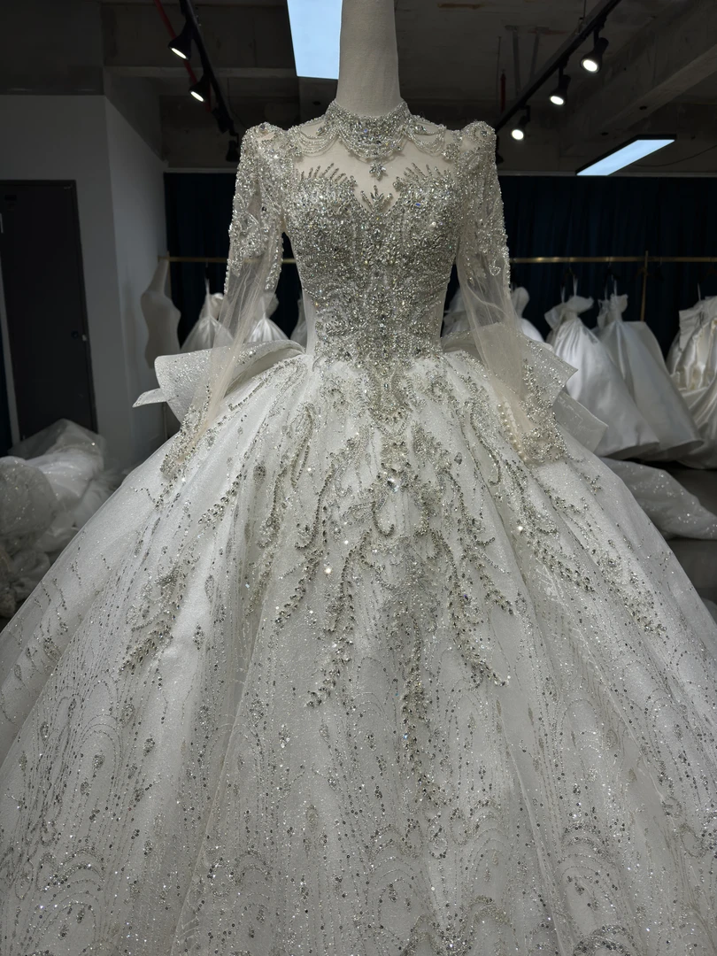 2025年新款重工长袖婚礼拖尾婚纱，酒店婚礼，教堂婚礼，草坪婚礼