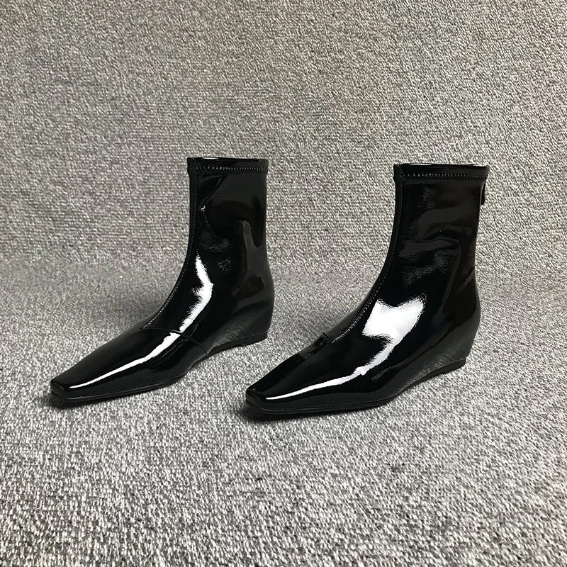 露涵思尖头坡跟漆皮内增高短靴女2024秋冬新款弹力瘦瘦靴单靴