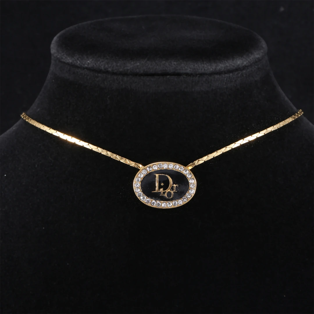 95新 DIOR/迪奥 小花璐璐P234140630 黑金字母水钻珐琅圆盘 颈链