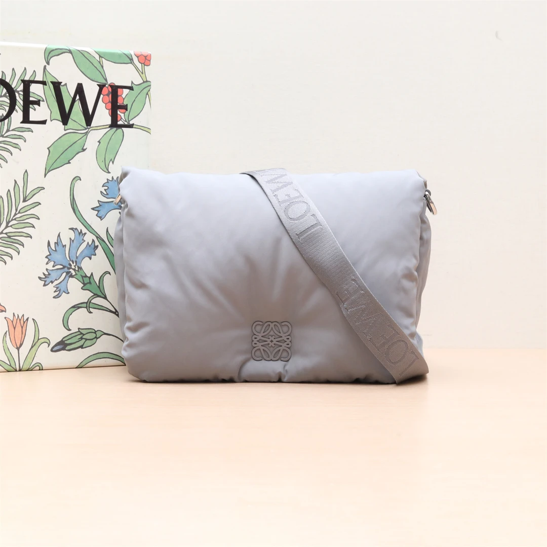99新 LOEWE/罗意威 小花璐璐P214975563 字母肩带 泡芙包 灰色