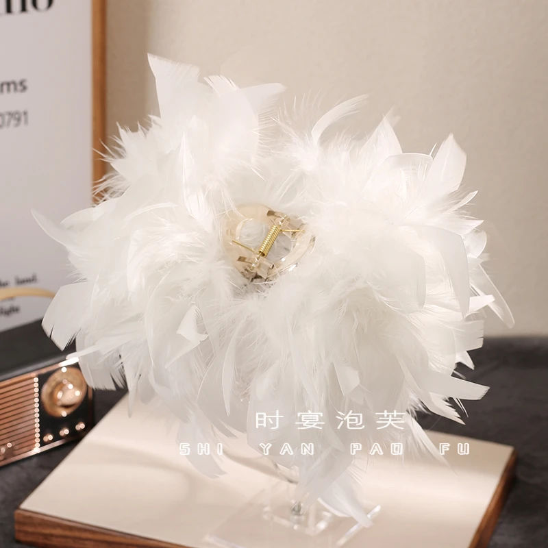 白天鹅秋冬新款超大毛毛夹显蓬松超仙氛围感抓夹百搭精致鲨鱼夹女