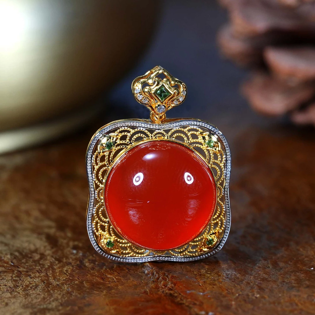 【婧婧精选】臻品 · 南红18k金镂空旦面吊坠