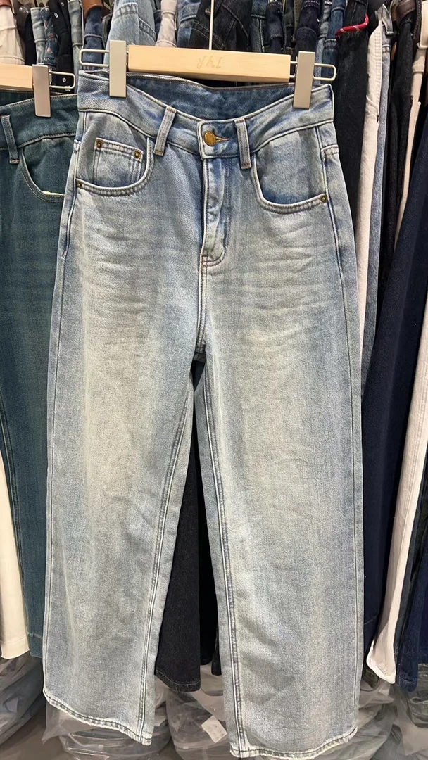 YHL定制2024秋冬新款浅蓝色后腰豹纹标磨毛牛仔裤女显瘦阔腿裤潮