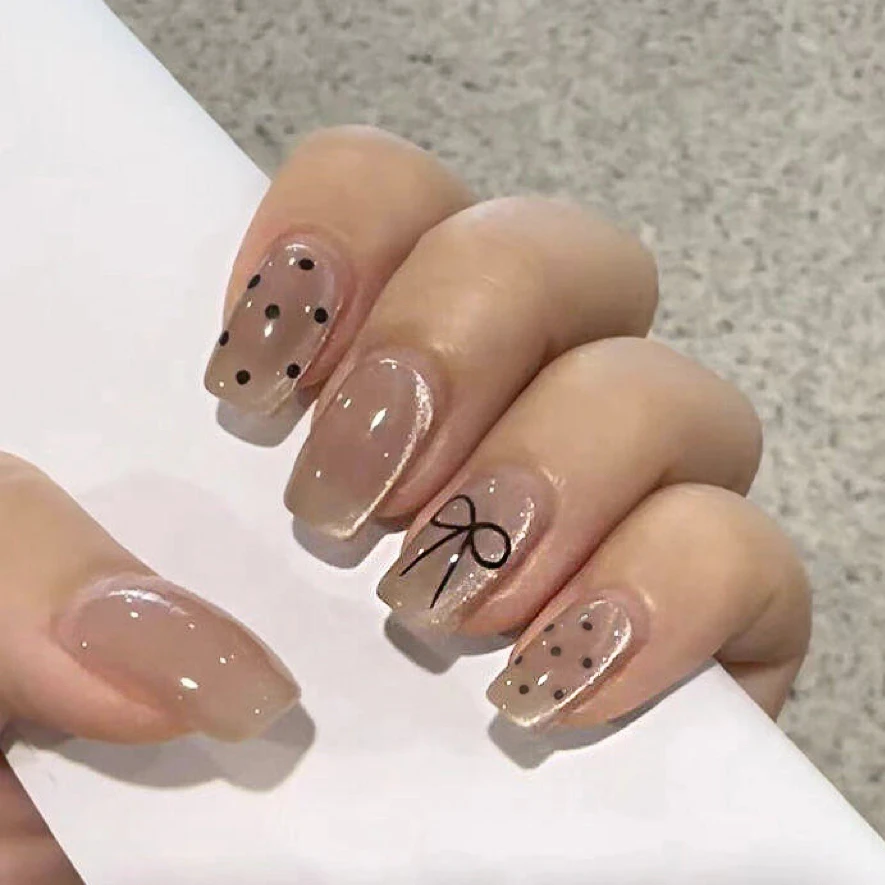 波点猫眼蝴蝶结穿戴甲短款ins气质高级感秋冬百搭显白美甲简约