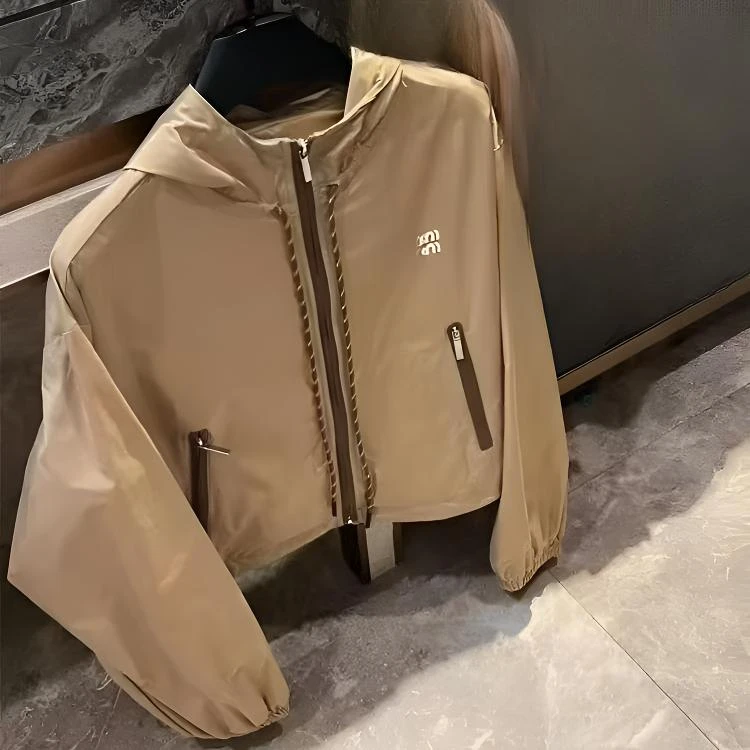 【丫丫童品】春秋卡其刺绣抽绳连帽外套F301