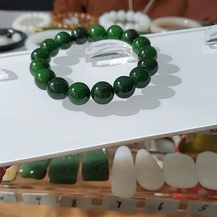 和田玉颈饰未镶嵌正宗俄碧七号矿红皮料波菜绿12mm手串活动价