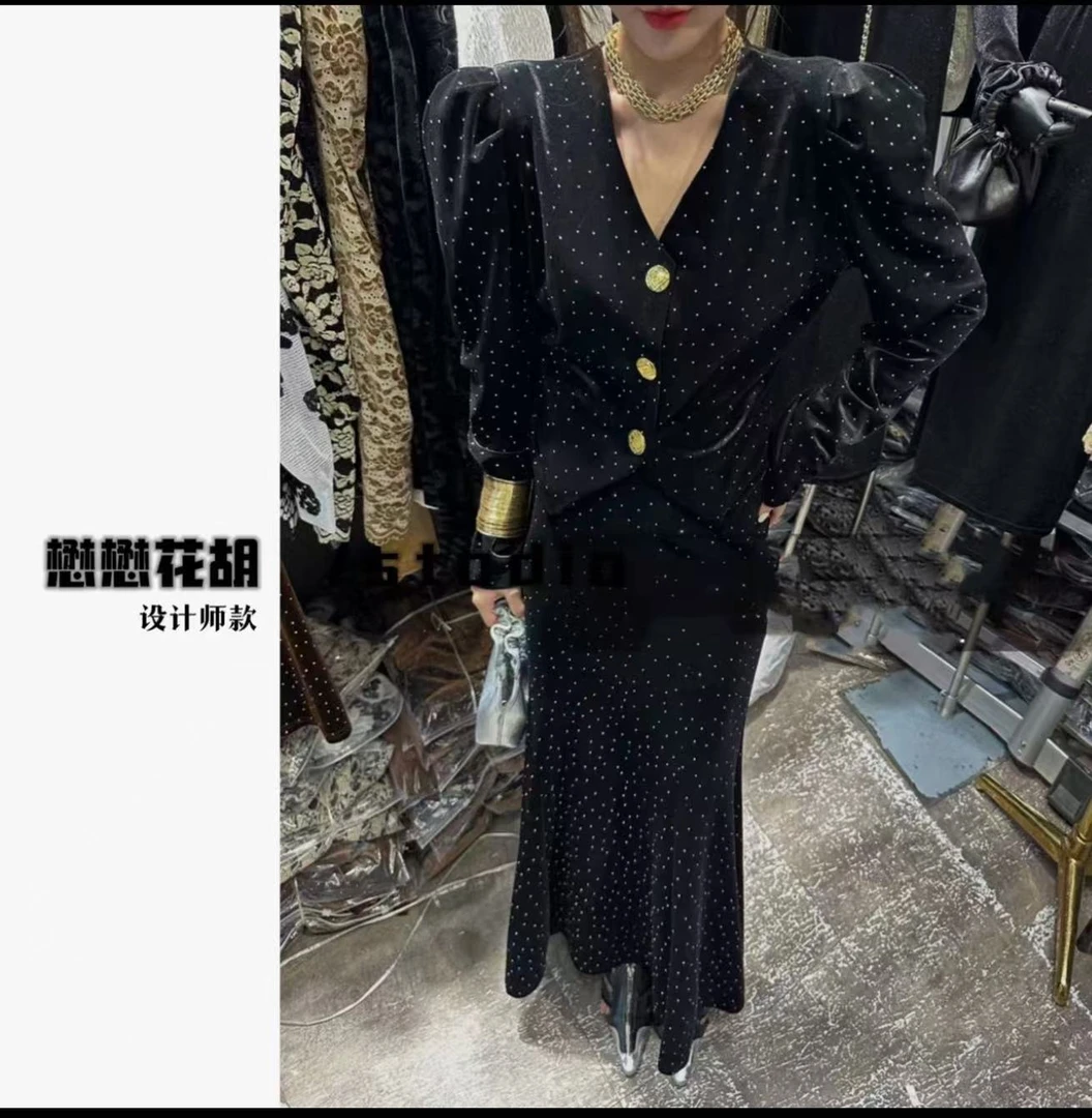 黑色丝绒套装女秋冬2024新款气质名媛V领烫钻上衣+鱼尾裙两件套