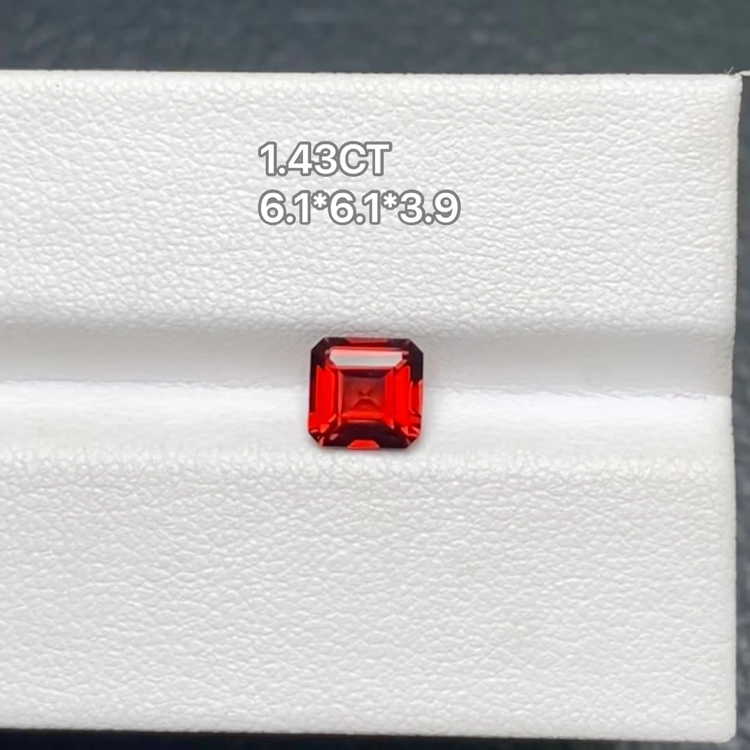 1.43克拉左右天然鸽血红石榴石裸石精切正方形干净满火彩小众宝石