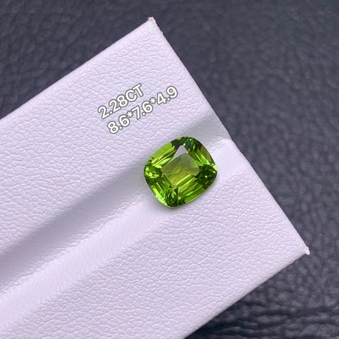 2.28克拉左右天然清新翠绿色绿碧玺枕形裸石绿色干净超闪满火彩美